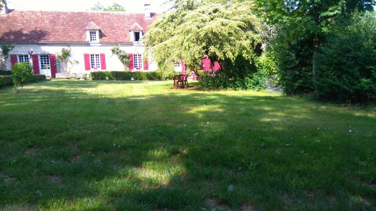 Hotel Le Vol Du Papillon Treigny Exterior foto